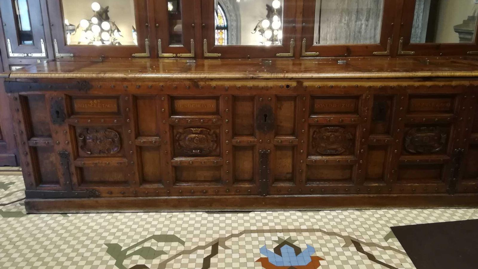 Mueble en la primera planta del Ayuntamiento