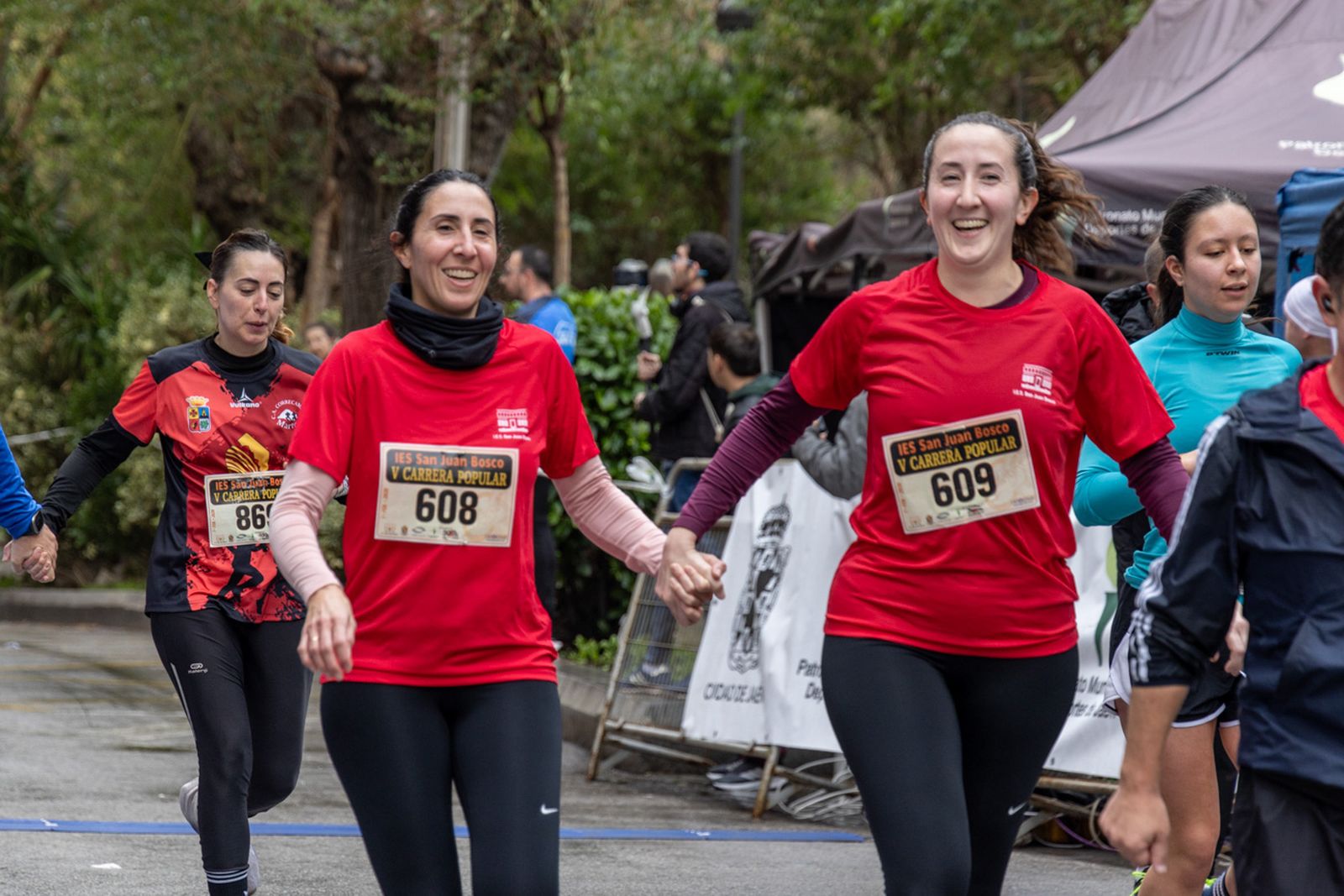 En imágenes: la lluvia no frena a más de un millar de corredores en la V Carrera Popular del IES San Juan Bosco (2)