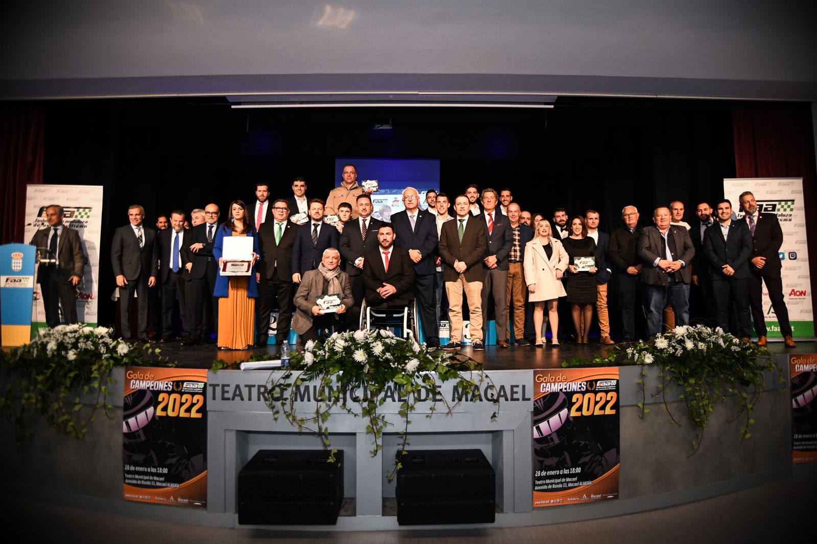 Foto de familia con autoridades y todos los galardonados