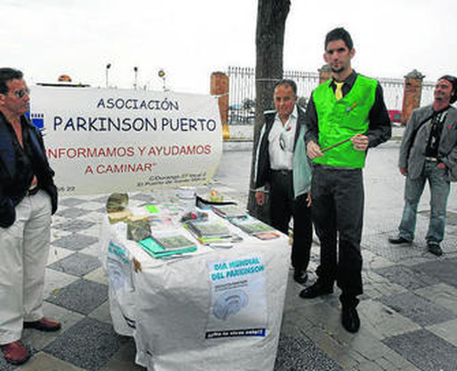 La mesa instalada ayer con motivo del Día Mundial del Parkinson.