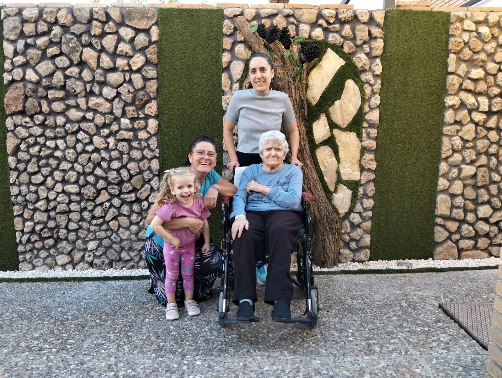 Julia Haro, de 55 años, es agricultora y cuidadora principal de su madre, nonagenaria con alzhéimer avanzado.