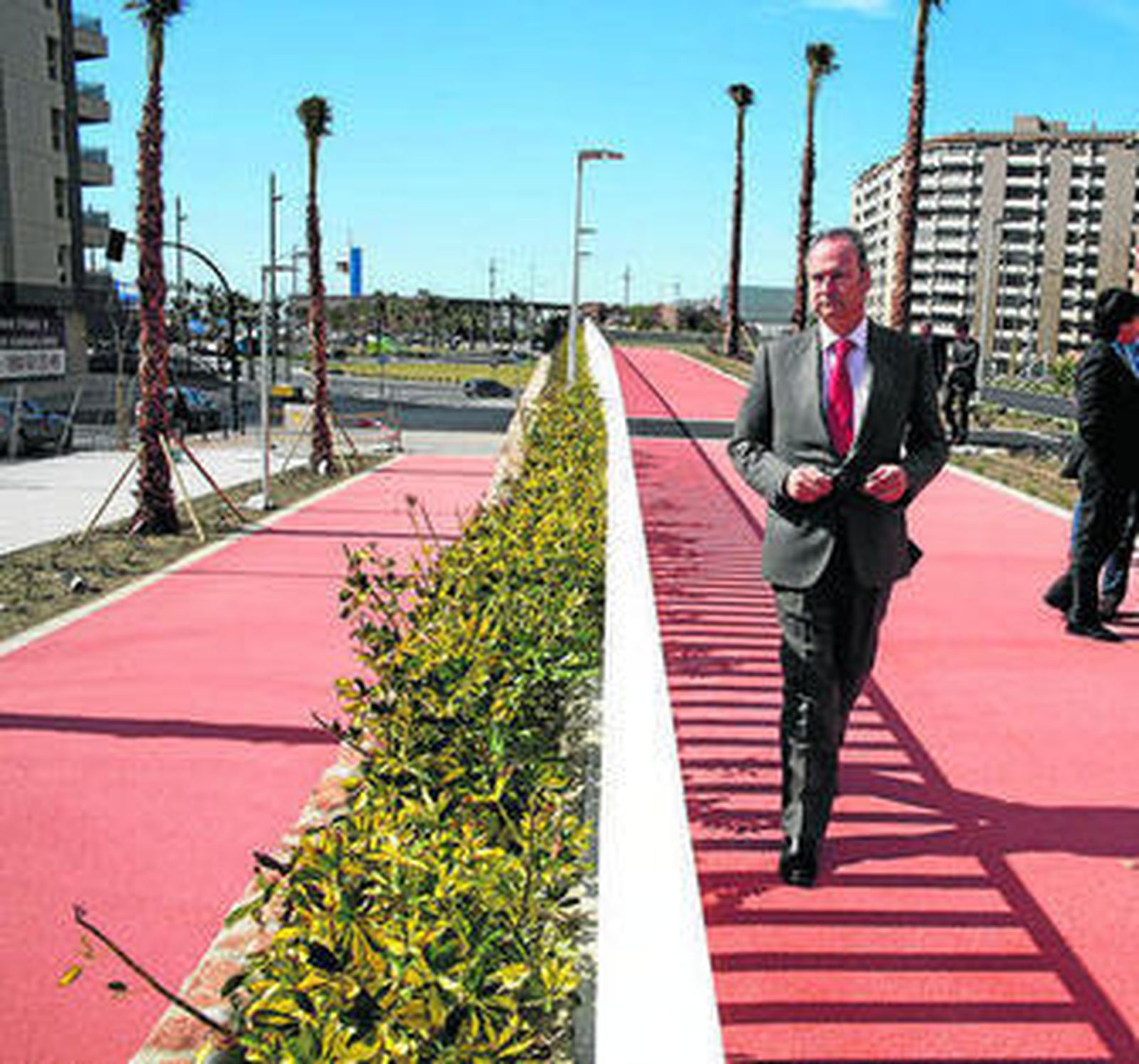 El alcalde, recorriendo ayer el parque de la Estación.