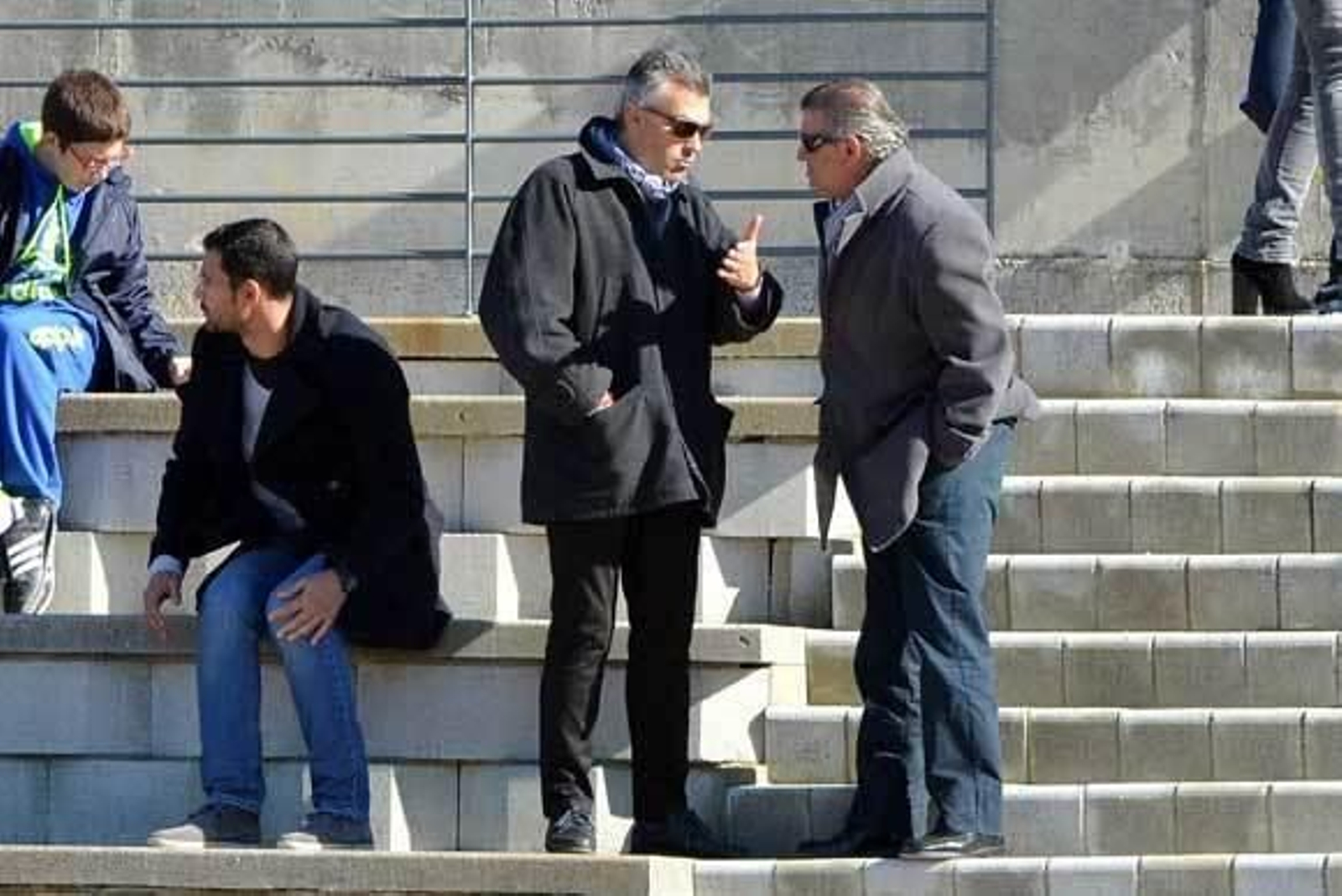 Paquete Higuera, presenciando el partido del pasado domingo junto a Torres y López Ramos. /Manuel Aranda
