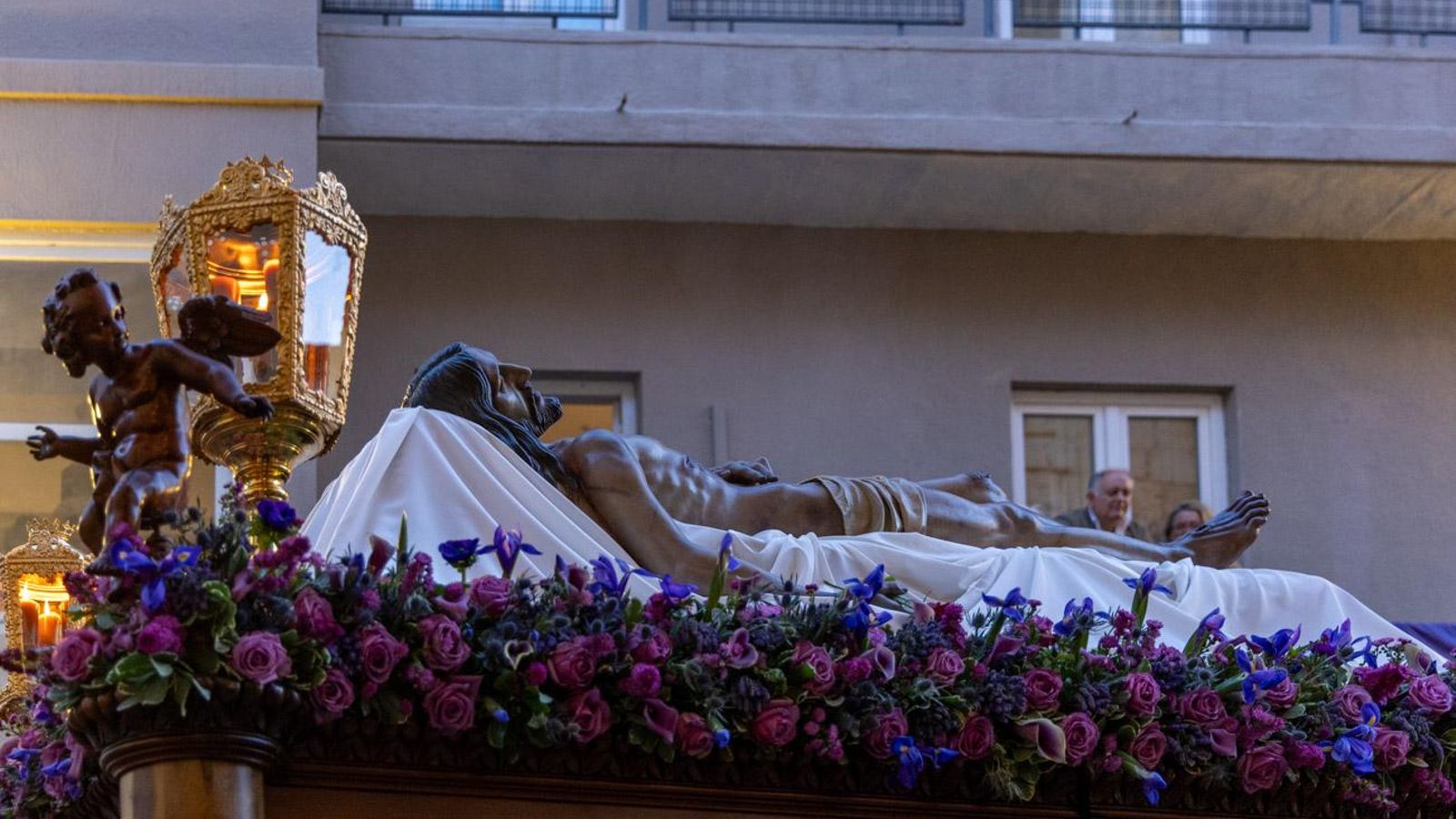 Luto y duelo en la noche del Viernes Santo, en imágenes