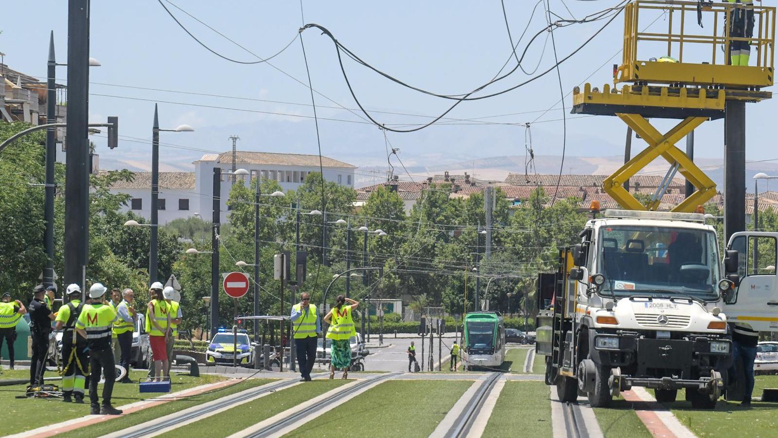 Operarios trabajando para recuperar el servicio