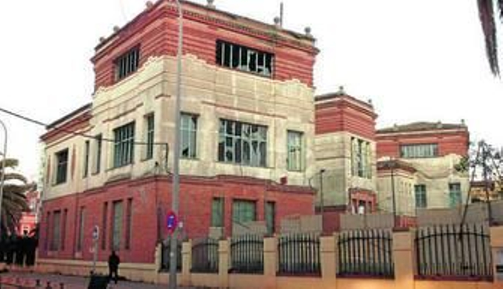 Estado de deterioro que presenta la fachada trasera del edificio, después de incendios y varios incidentes.