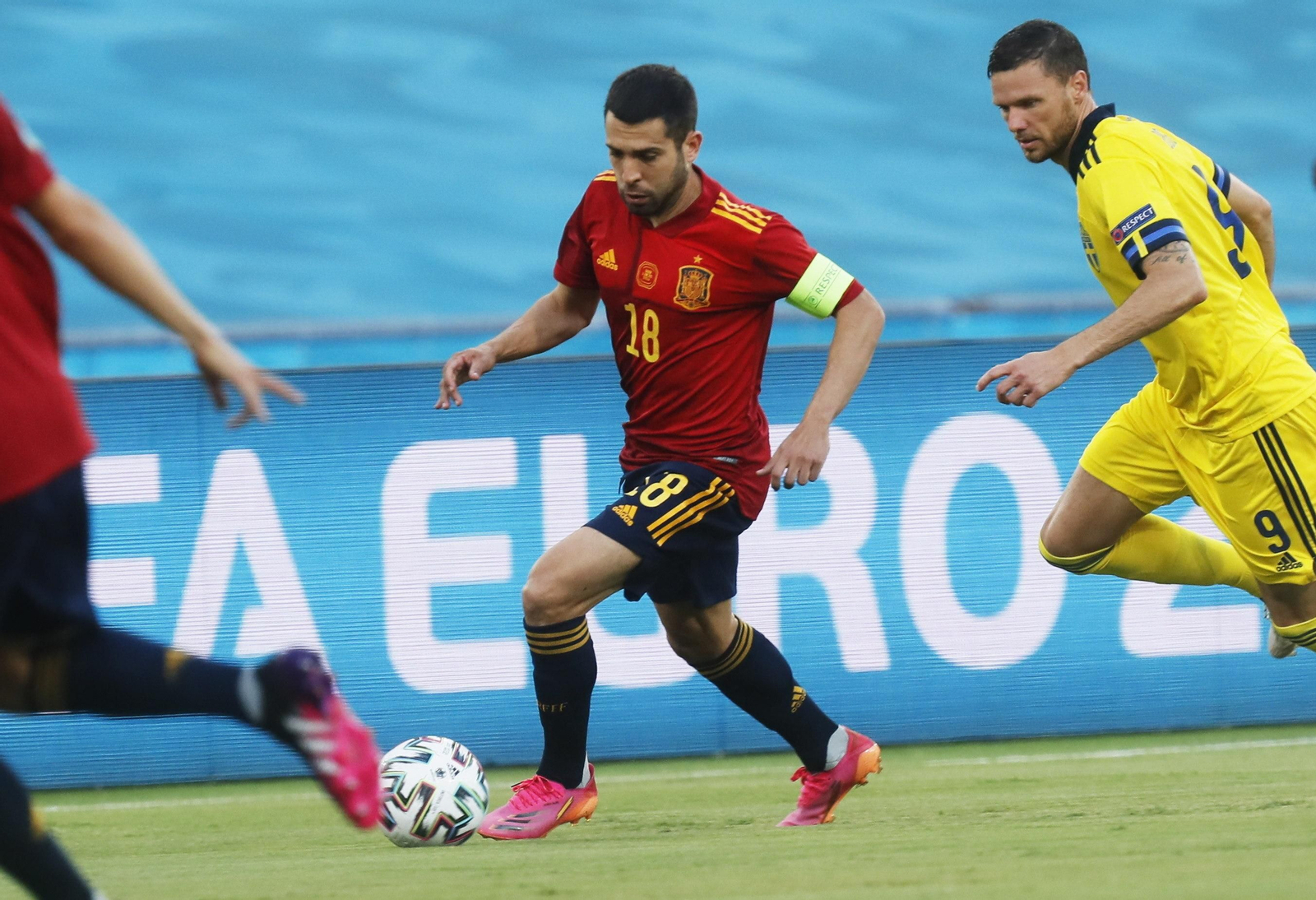 Jordi Alba conduce la pelota ante Berg.