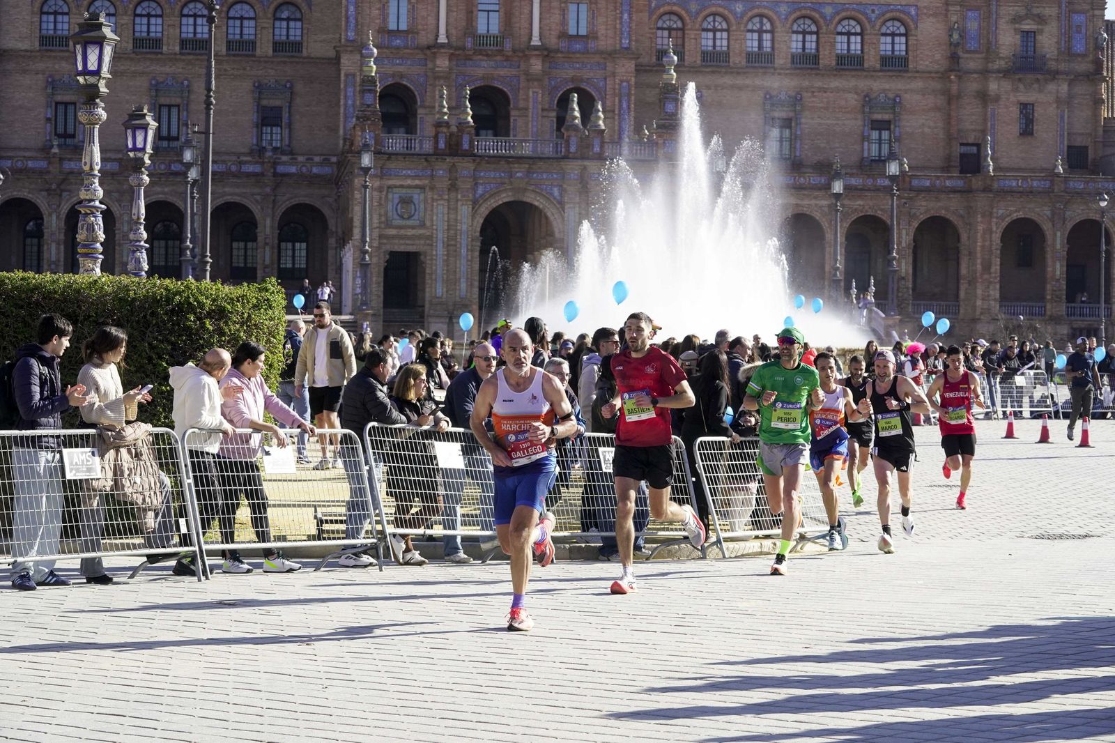 El Zúrich Maraton de Sevilla 2026 en la Plaza de España, galería 1