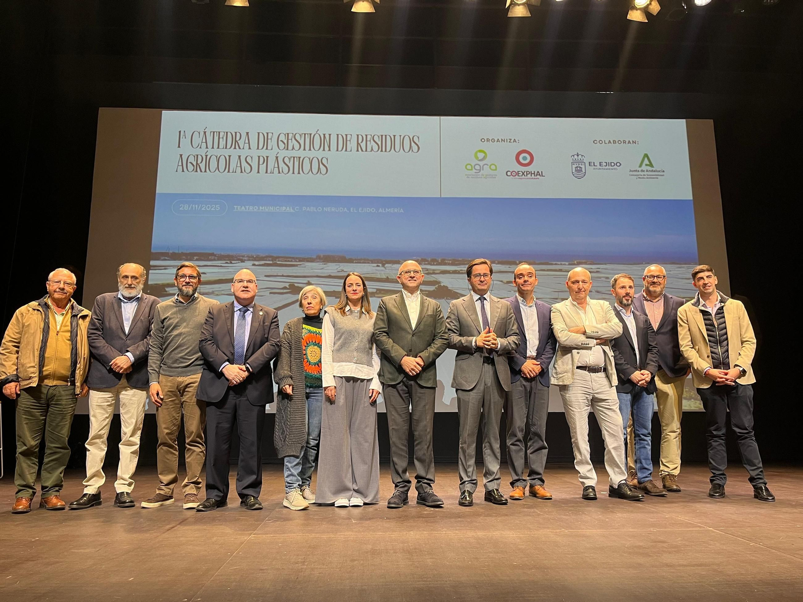Foto de familia de los participantes en esta primera cátedra. Foto de familia de los participantes en esta primera cátedra.