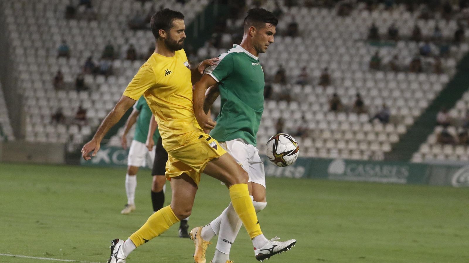 Willy es presionado por el cordobés Fran Cruz.