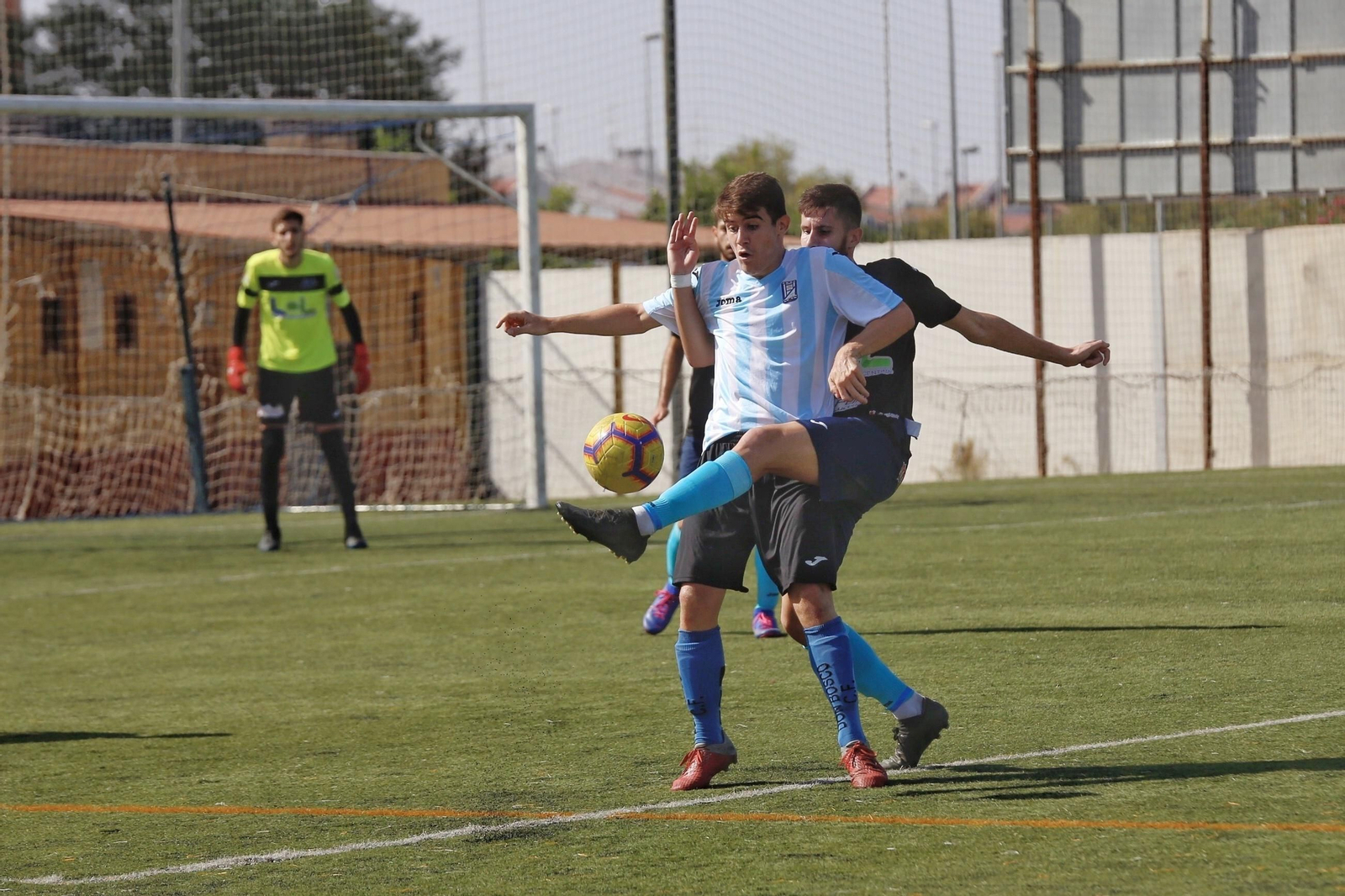 Un jugador del Fundación Lucena trata de anticiparse a uno del Don Bosco.