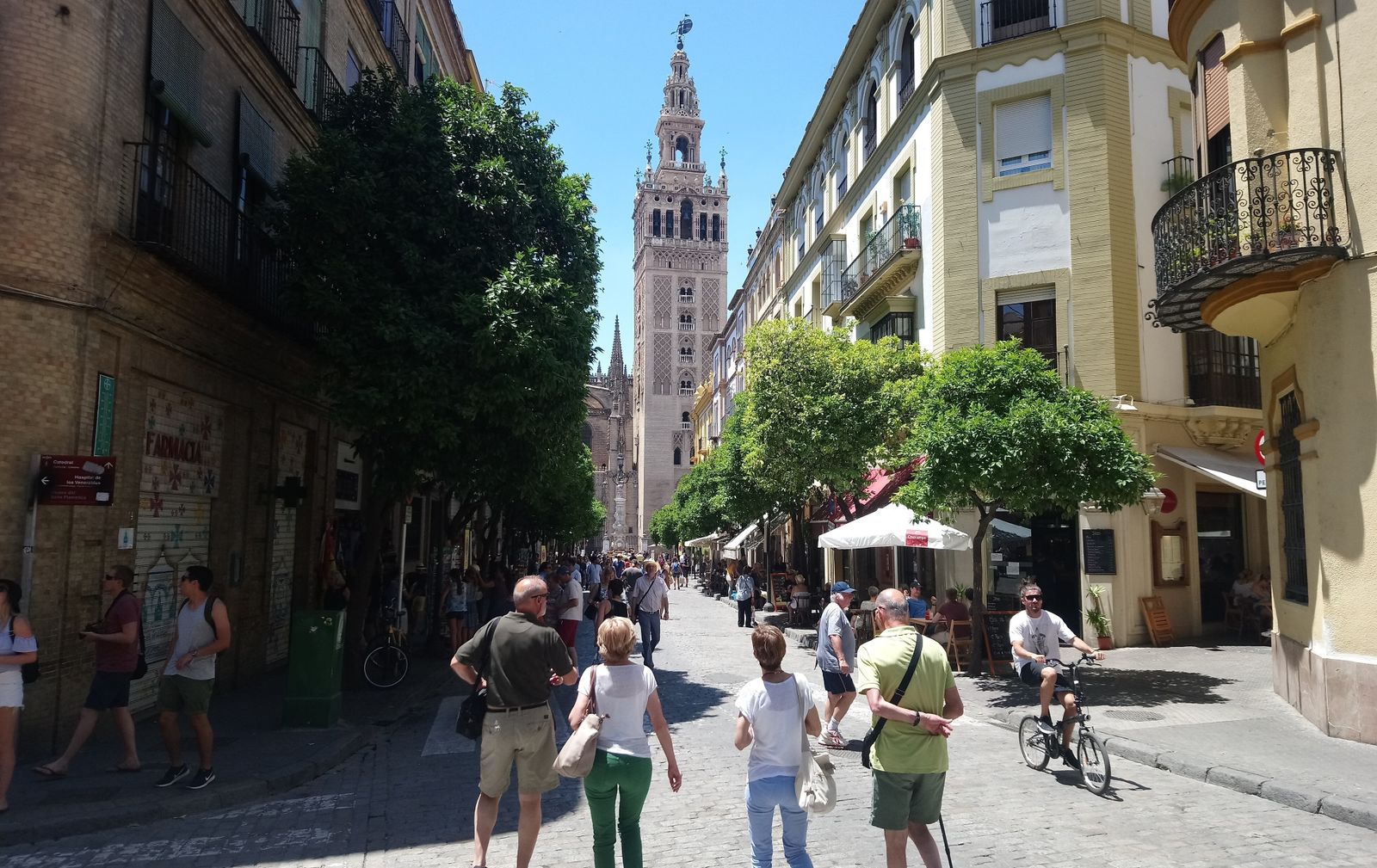 La calle Mateos Gago con paso exclusivo para peatones antes de la obra actual que se está ejecutando.