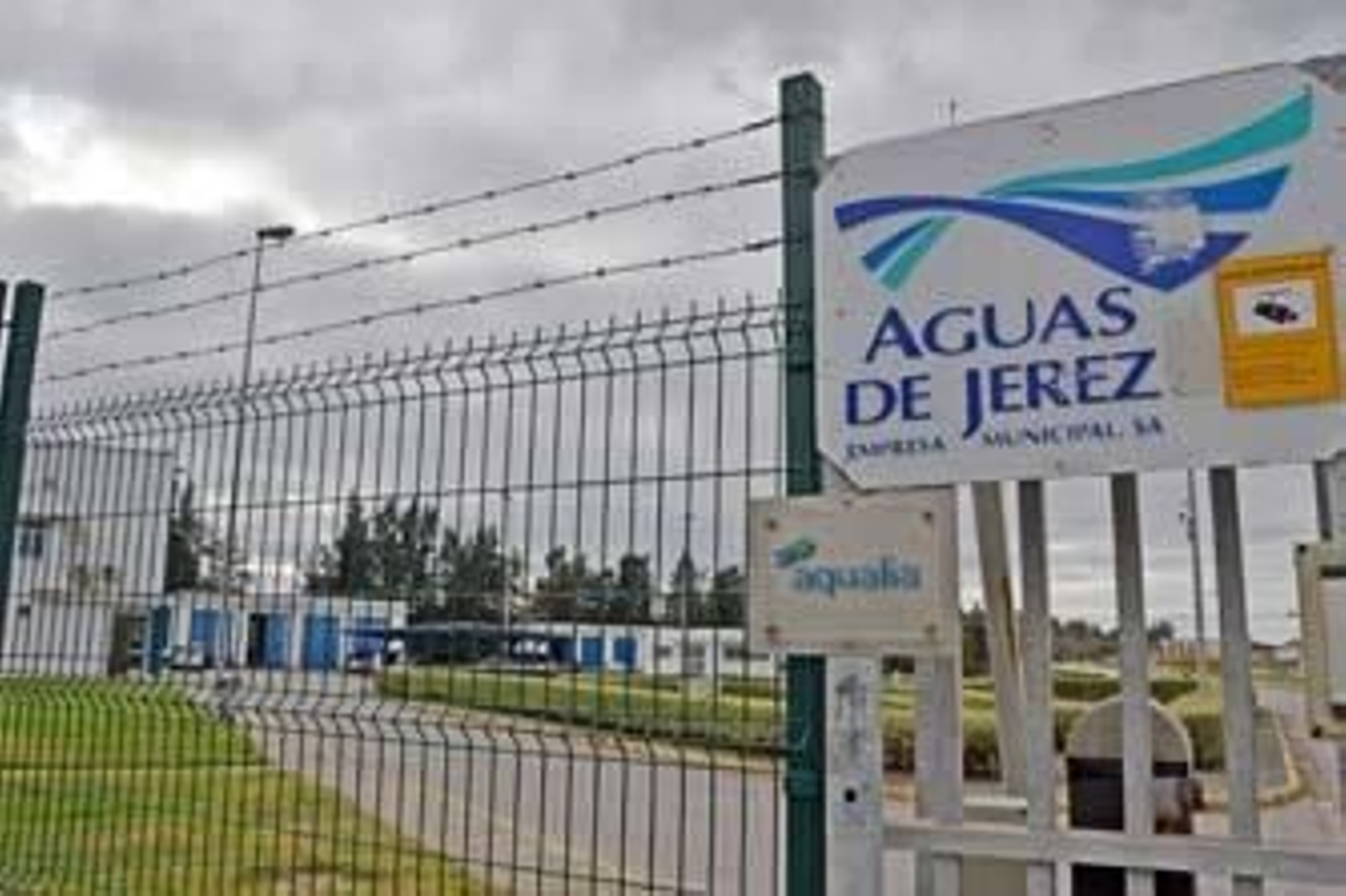 Instalaciones de la depuradora donde el cartel de Ajemsa comparte espacio con el de Aqualia. /Manuel Aranda