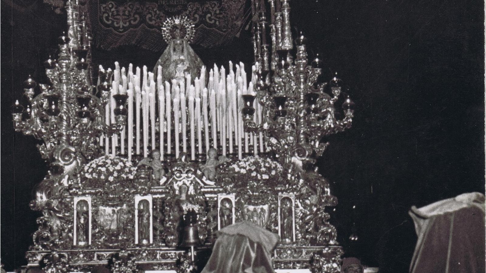 La Virgen de la Esperanza en procesión en 1953.