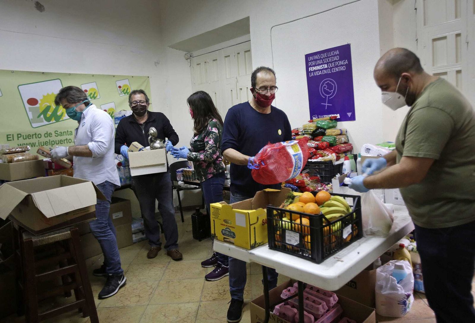 Los Invisibles de El Puerto, preparando los repartos que hacían a diario durante el confinamiento.
