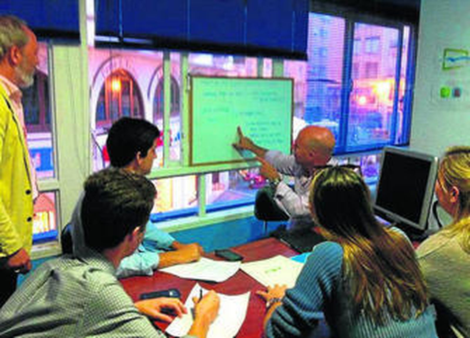 Un instante de la reunión de Macías con NNGG.