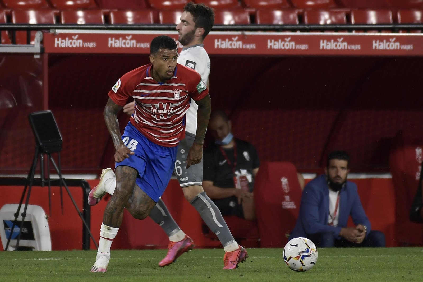 Kenedy conduce el balón