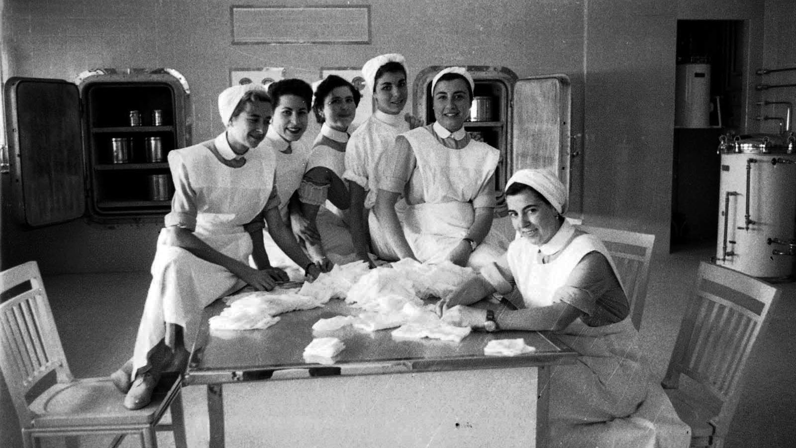 El equipo que se encargaba de la esterilización del material quirúrgico en los años 60 en el Virgen del Rocío.