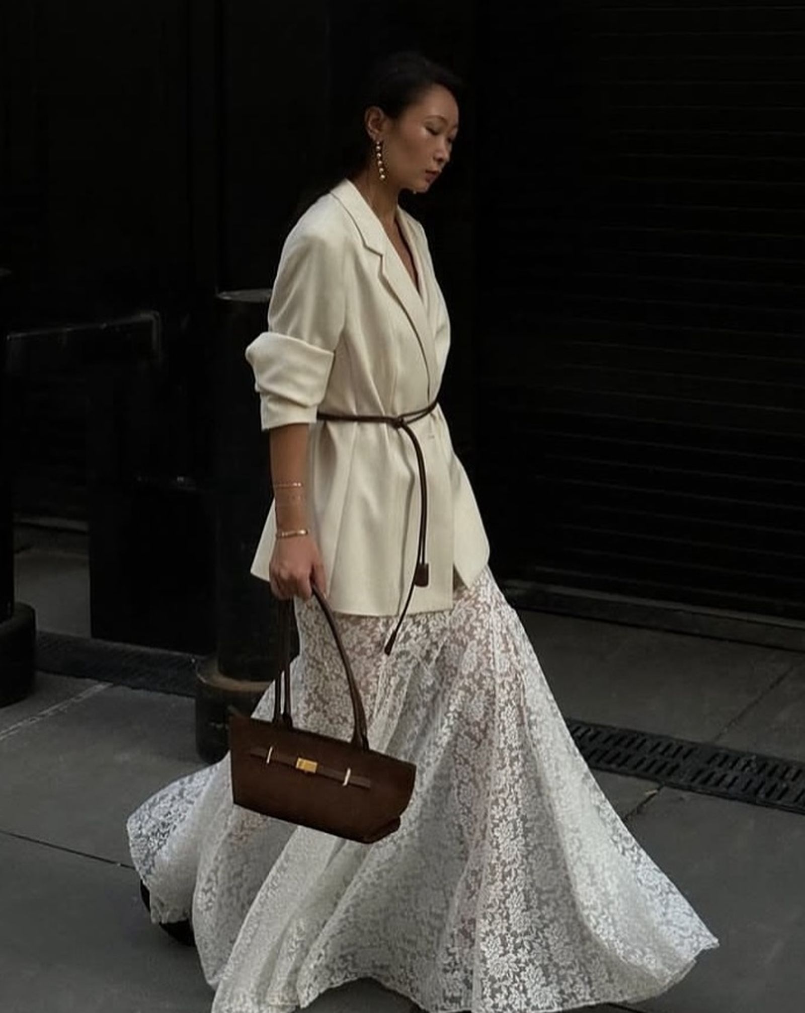 Encontrar el equilibrio entre elegancia y frescura es clave para que un estilismo boho funcione.