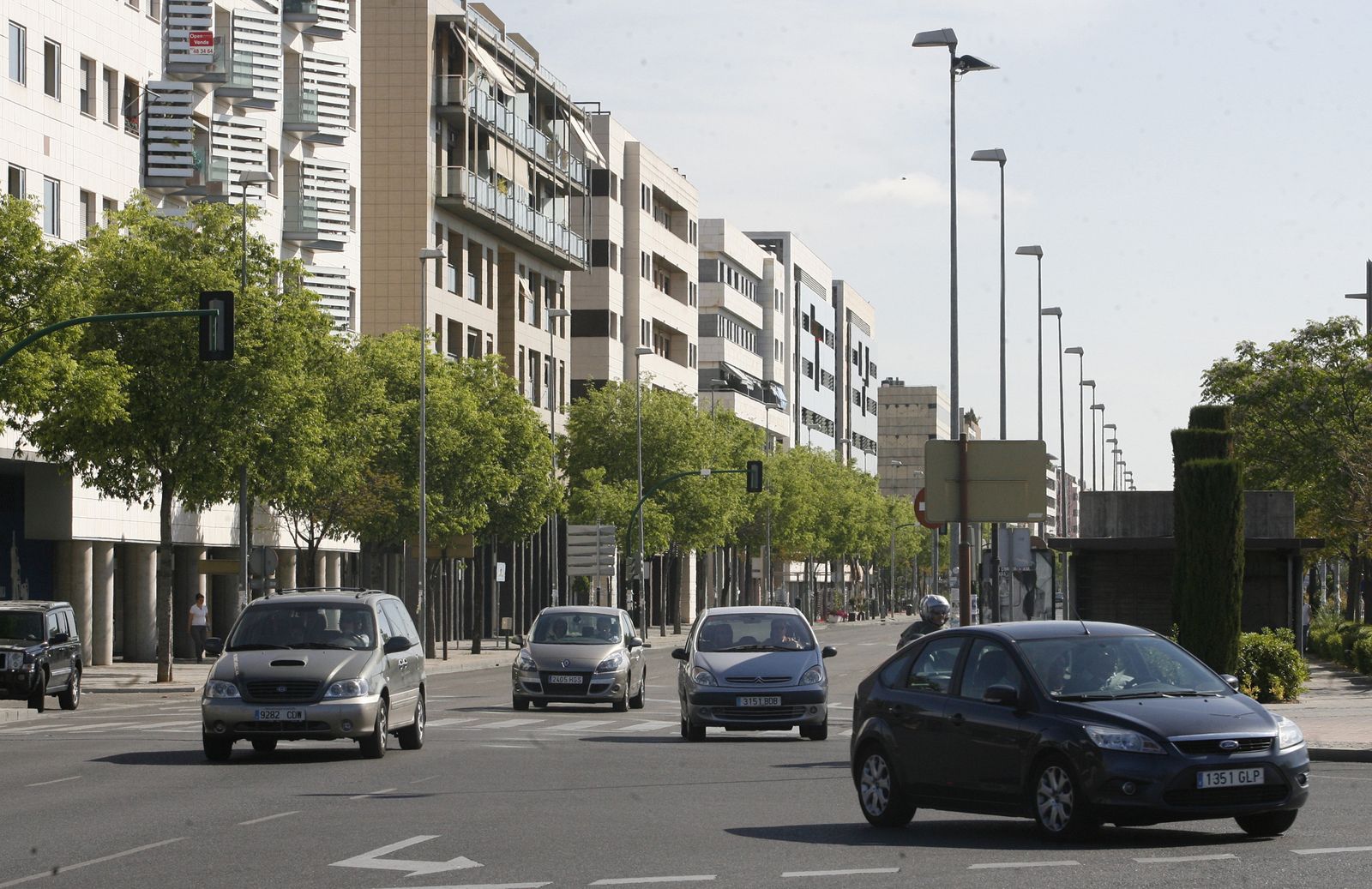 Coches circulando por una avenida en Córdoba.