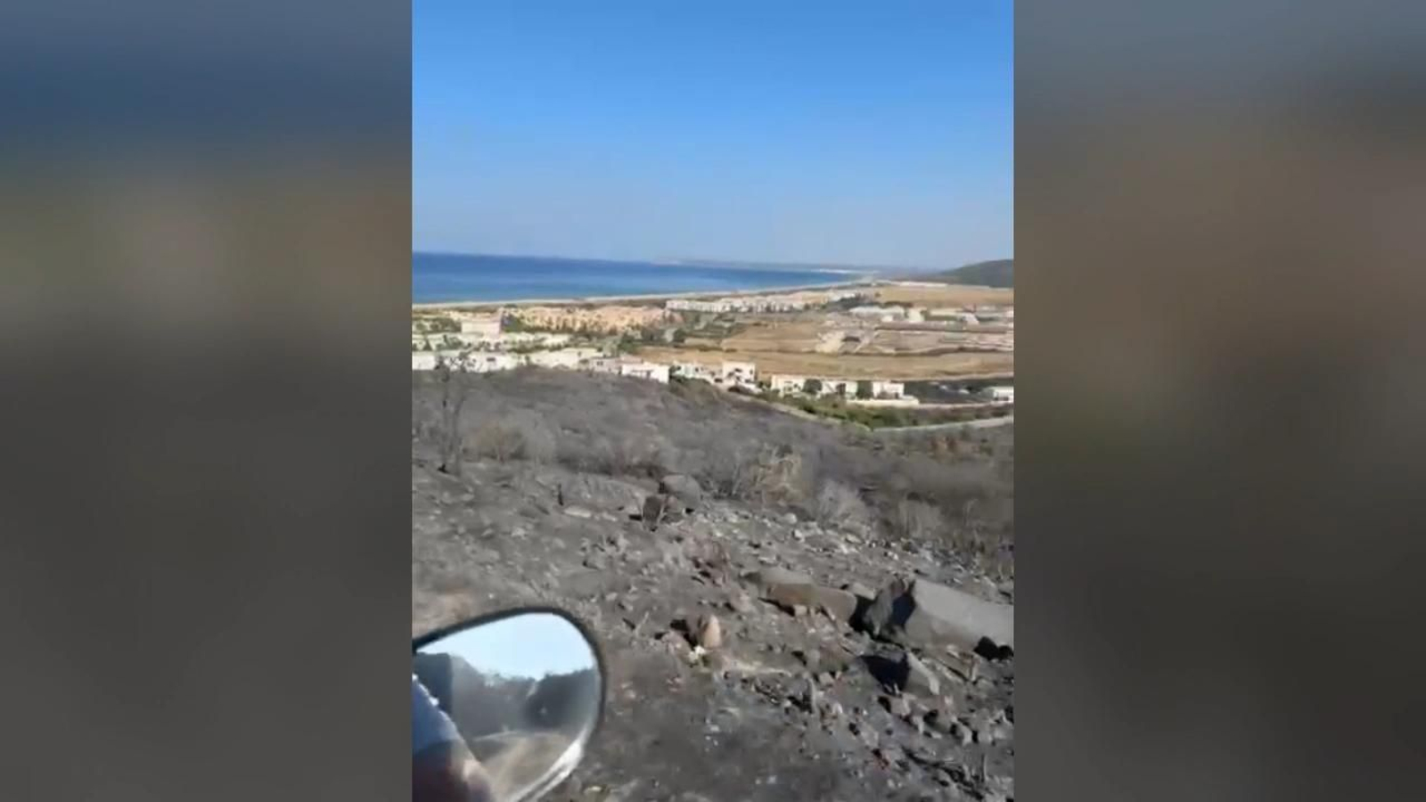 Monte arrasado sobre Atlanterra en el incendio de Tarifa