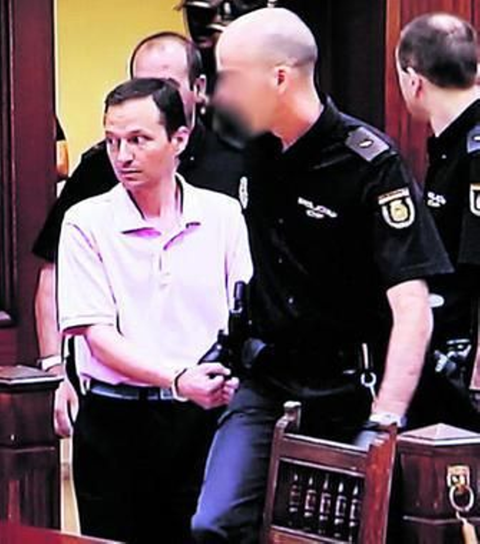 Bretón, esposado, a la entrada de la sala de vistas en la que se le juzga.