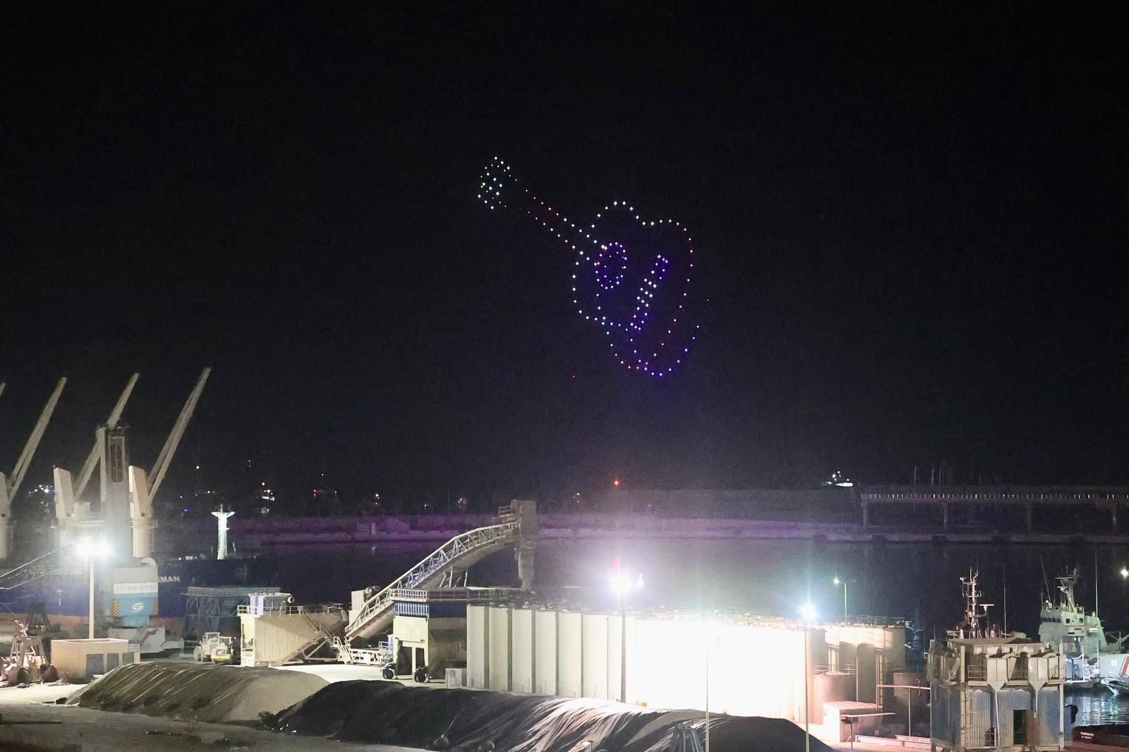 El show de drones y fuegos que da la bienvenida a la Feria de Málaga, en imágenes