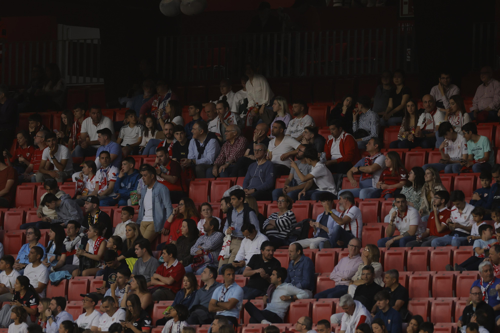 Búscate en las fotos del Sevilla-Celta