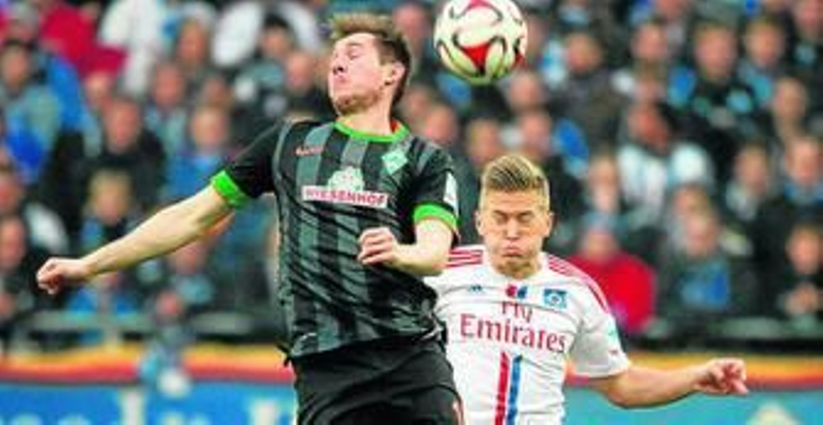 Westermann celebra entre Van der Vaart y Lasogga un gol del Hamburgo.