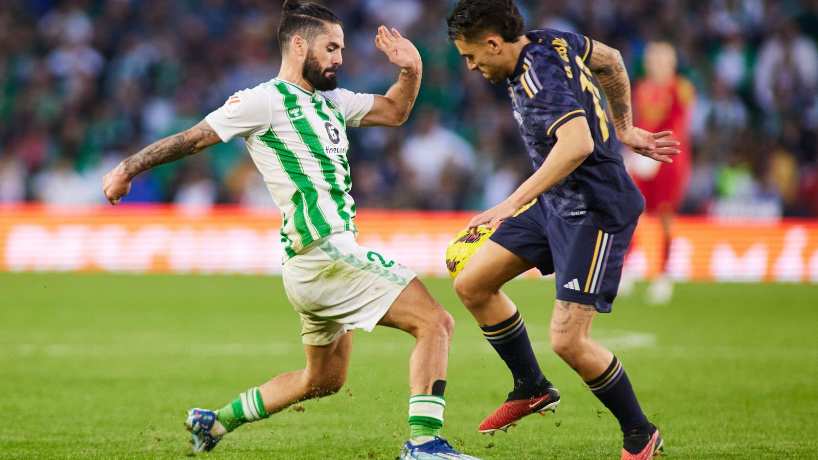 Ceballos e Isco, en un lance del partido del último curso en Heliópolis.