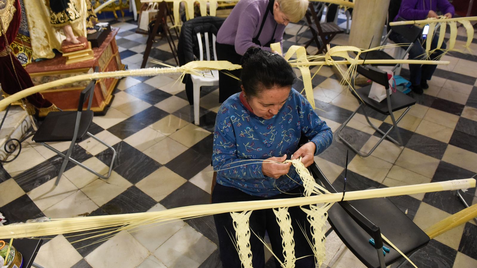 Alumnas del taller de rizado de palma.