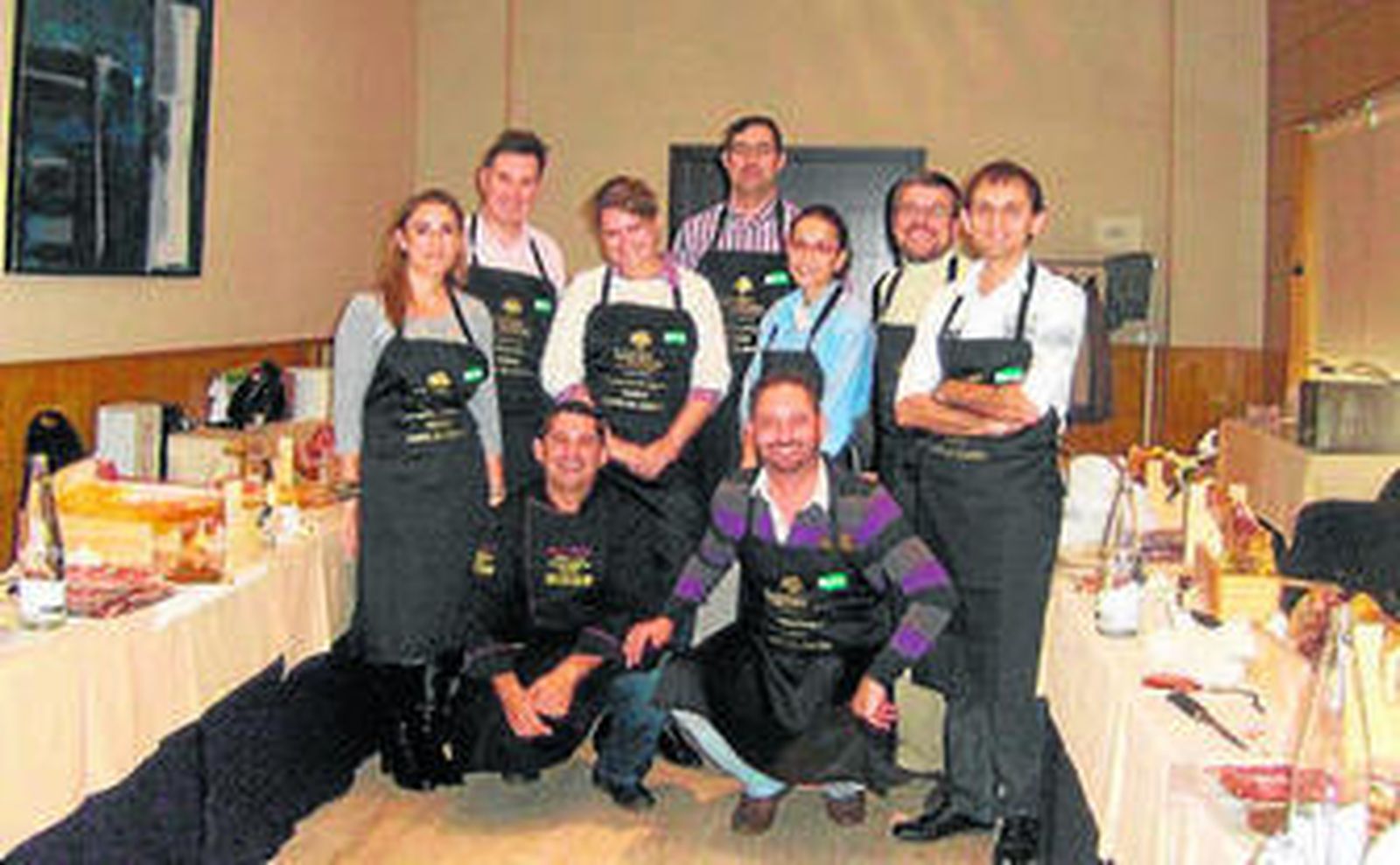Miembros de la asociación durante un curso de corte de jamón.