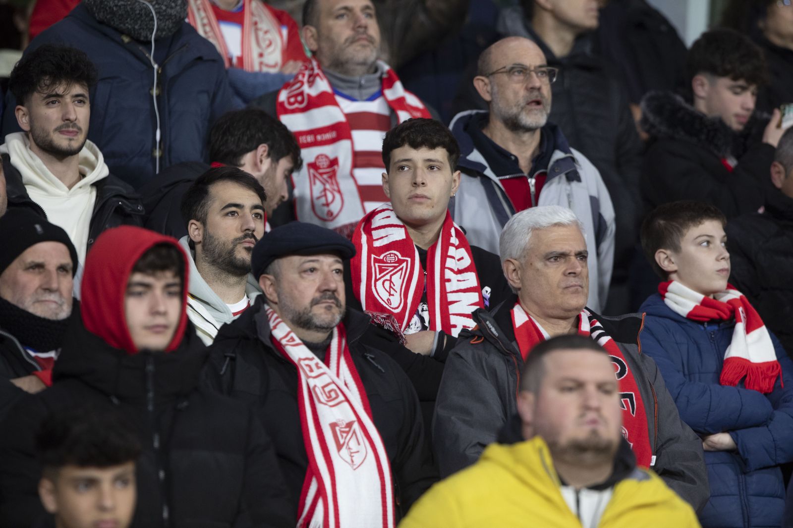 Encuéntrate en la grada de Los Cármenes en el Granada - Athletic Club