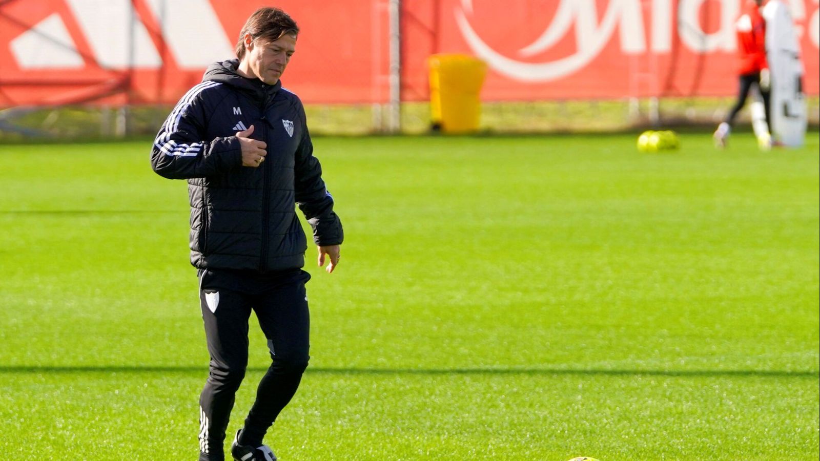 Matías Almeyda para el balón en el entrenamiento del Sevilla.