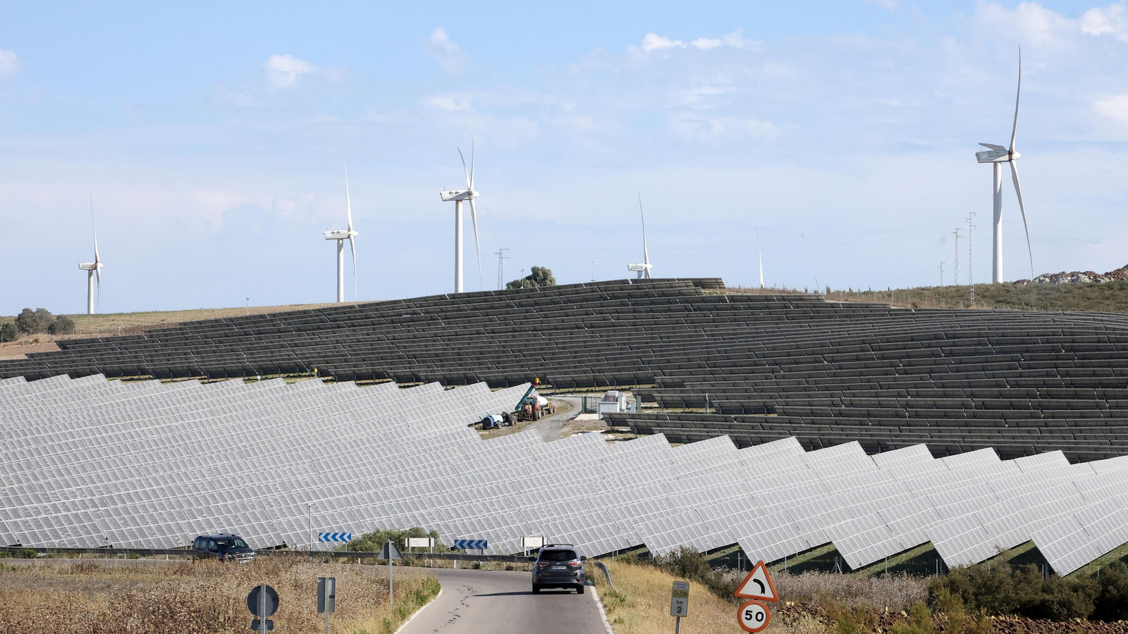 Placas solares y aerogeneradores rompen el paisaje de la campiña de Jerez. Placas solares y aerogeneradores rompen el paisaje de la campiña de Jerez.