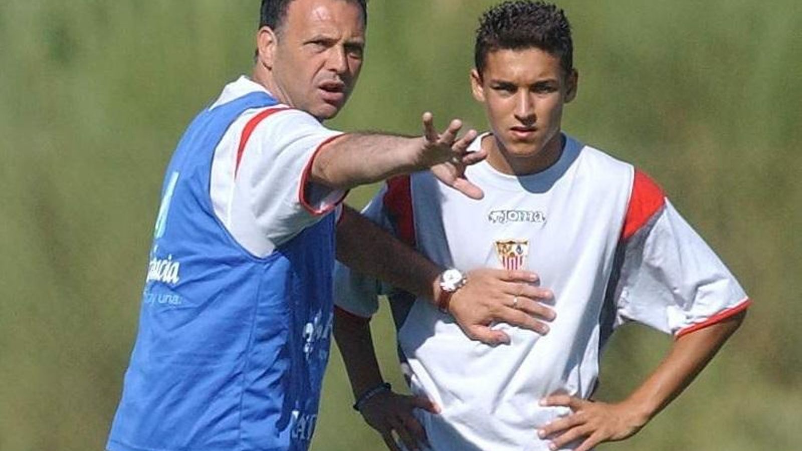Jesús Navas escucha a Caparrós en un entrenamiento de 2004.