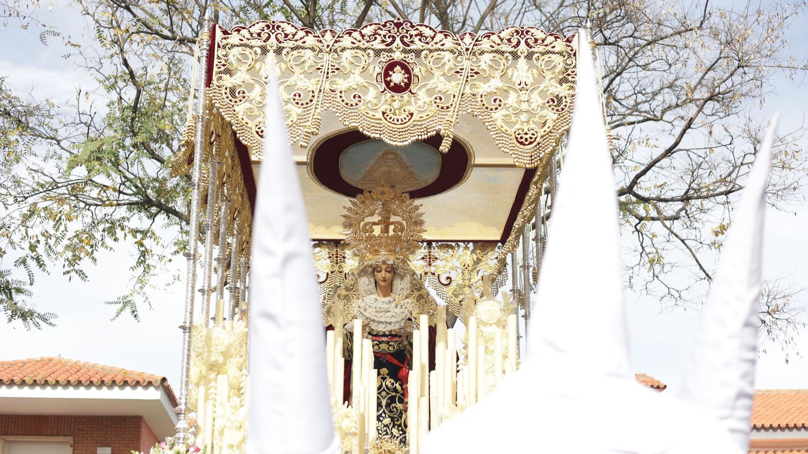 Nuestra Señora de los Dolores frente al Obispado de Huelva