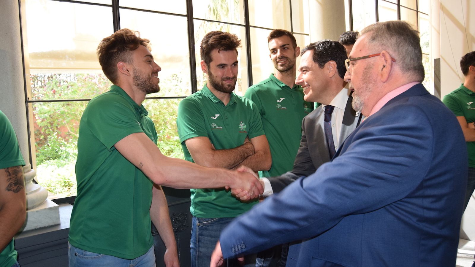 El presidente de la Junta saluda a los jugadores.