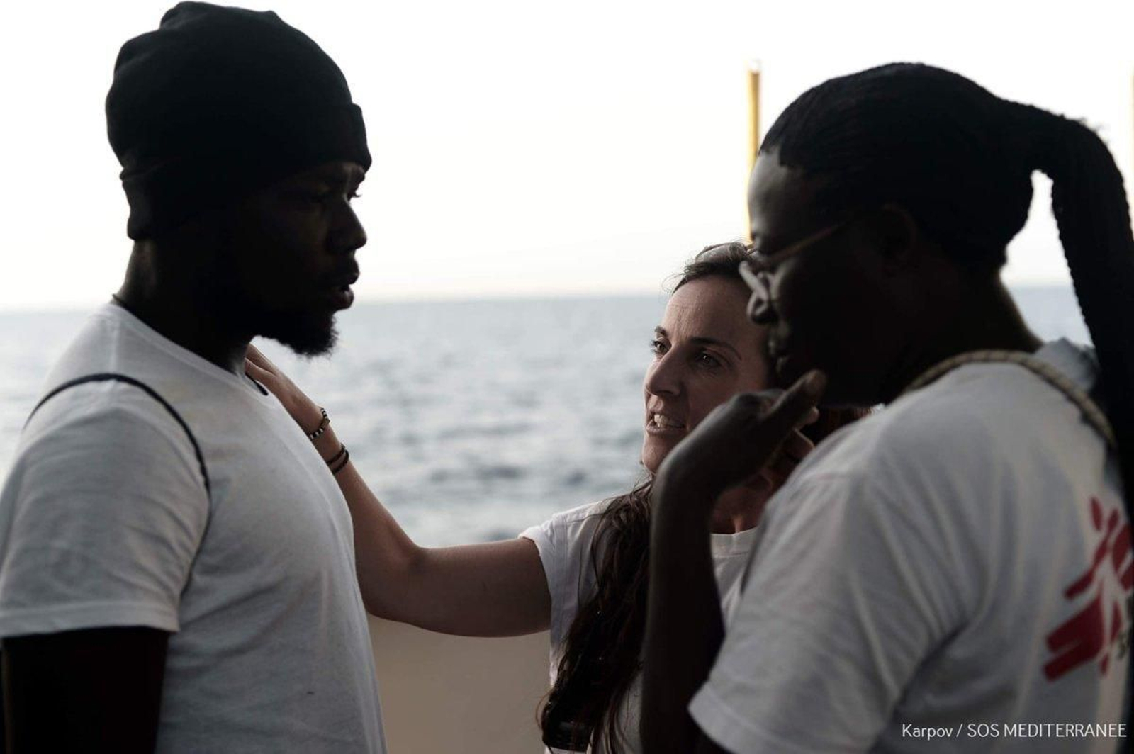 Dos migrantes y una cooperante de MSF