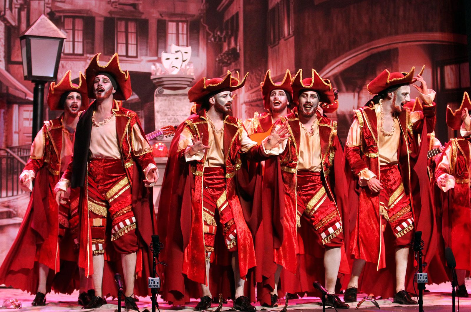 Algunos de los componentes de la comparsa de Mairena del Alcor.