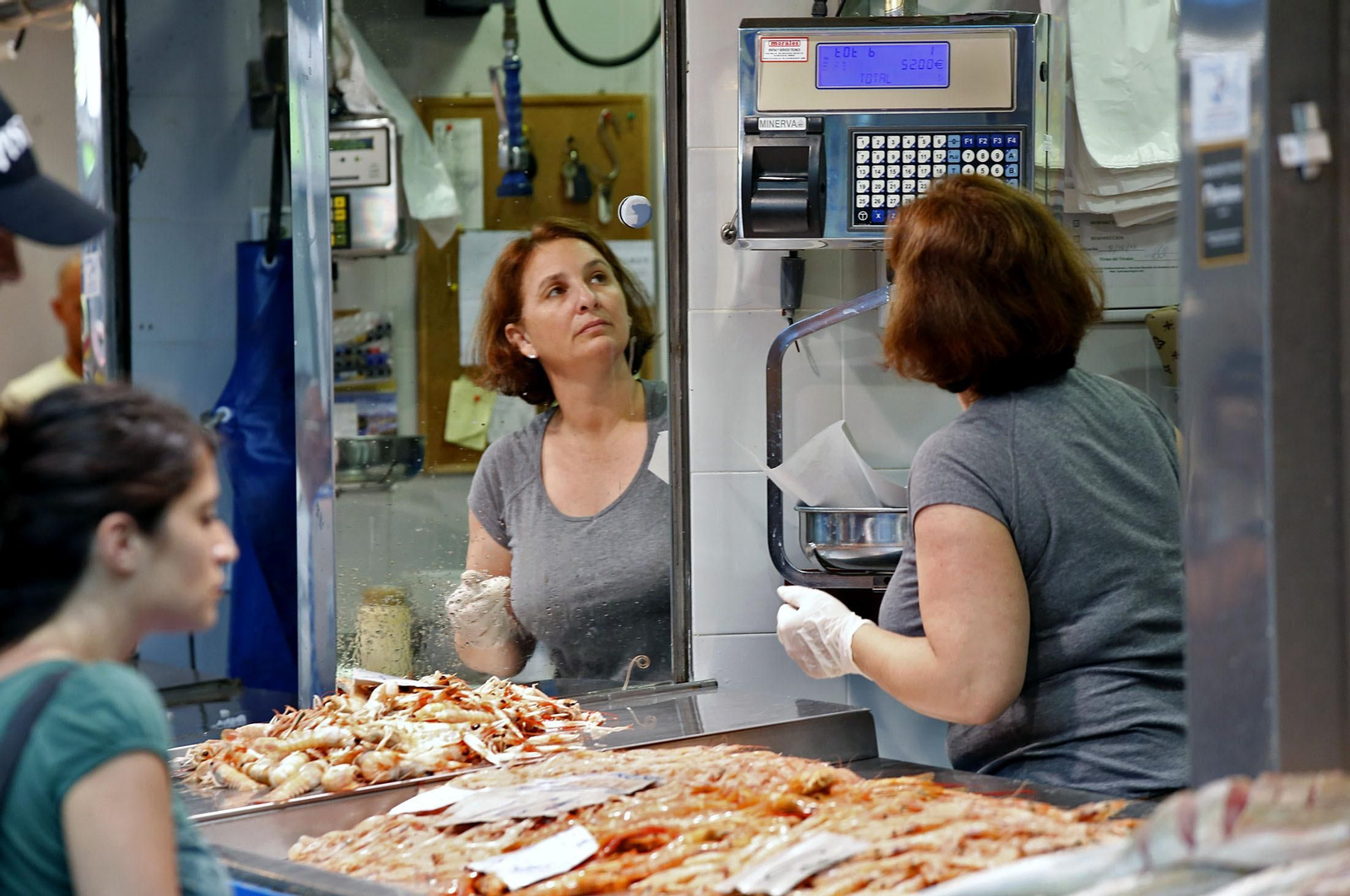 Una mujer atiende su puesto en el mercado de El Carmen