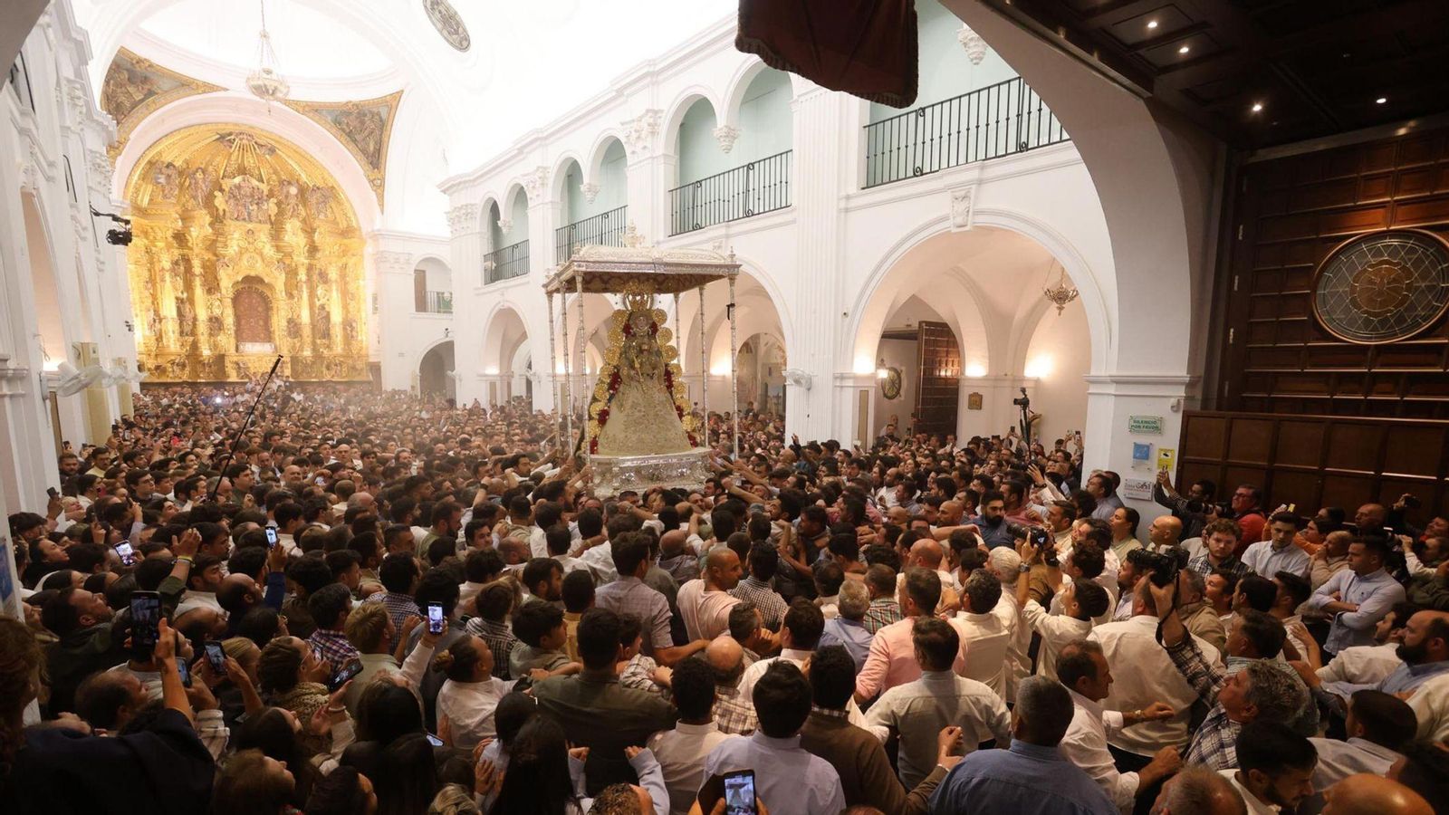 Salto a la reja de la Virgen del Rocío del año 2024