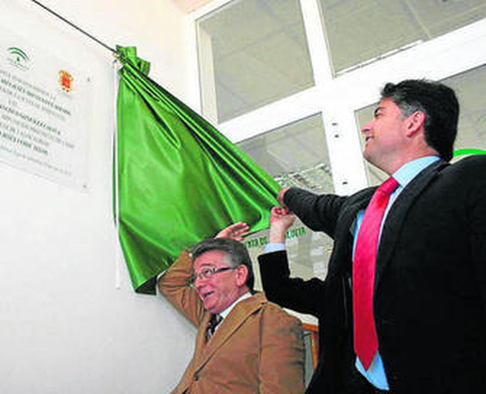 Las autoridades descubren una placa y recorren el nuevo consultorio.