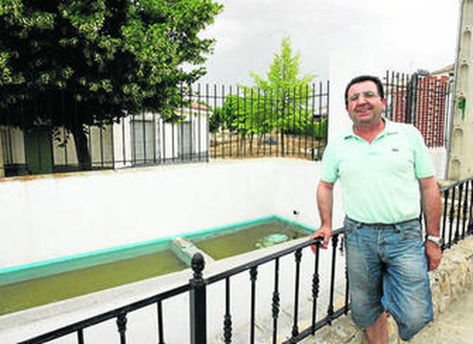 El alcalde pedáneo, Rafael Serrano, junto al antiguo lavadero.