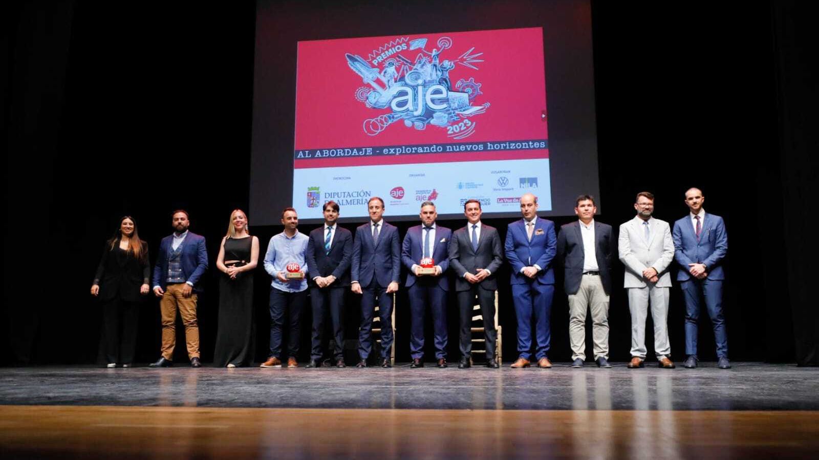 Distintos representantes institucionales acompañaron a AJE en la gala.