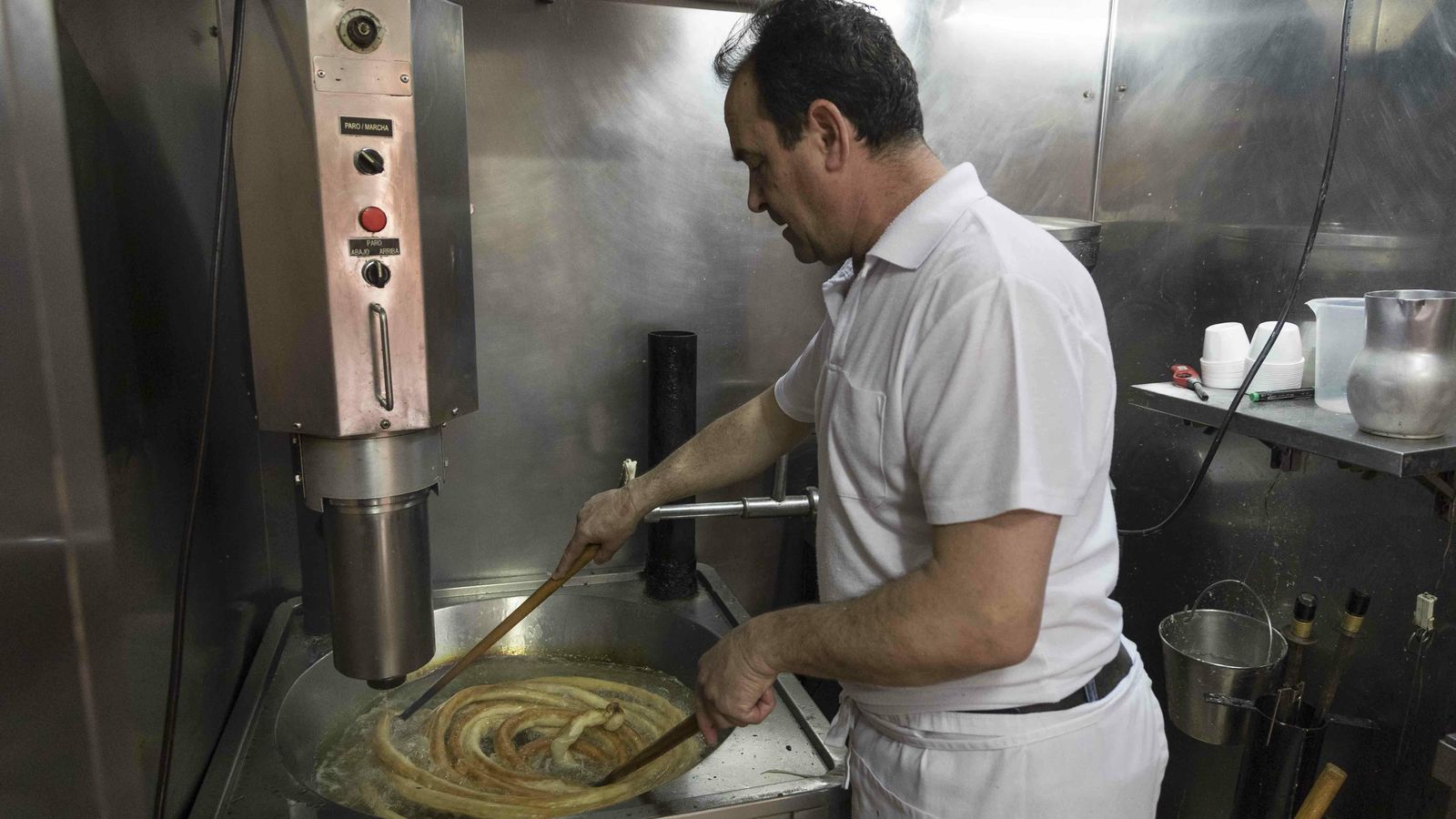 Antonio tejiendo una rueda de calentitos.