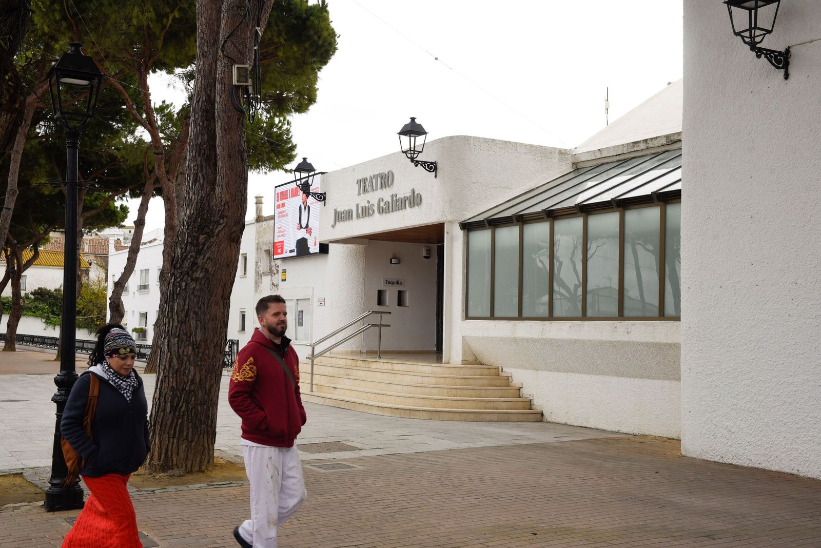 La fachada del Teatro Juan Luis Galiardo de San Roque.