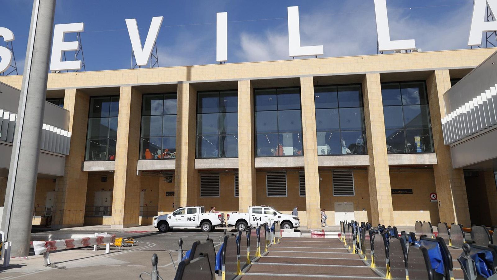 Nuevo letrero del aeropuerto de Sevilla visible desde la pista.