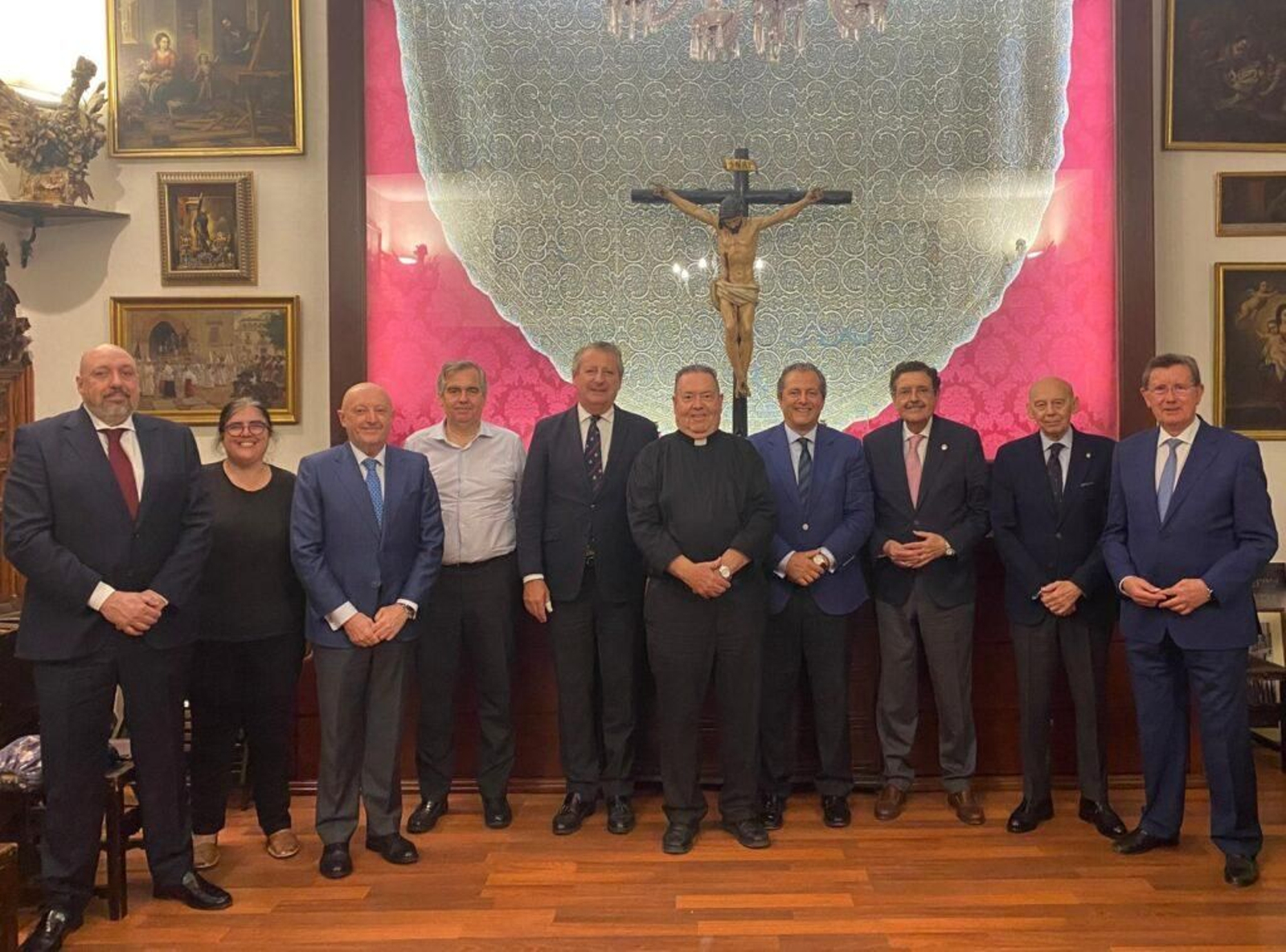 Fotografía de familia tras la celebración de la sesión de este lunes