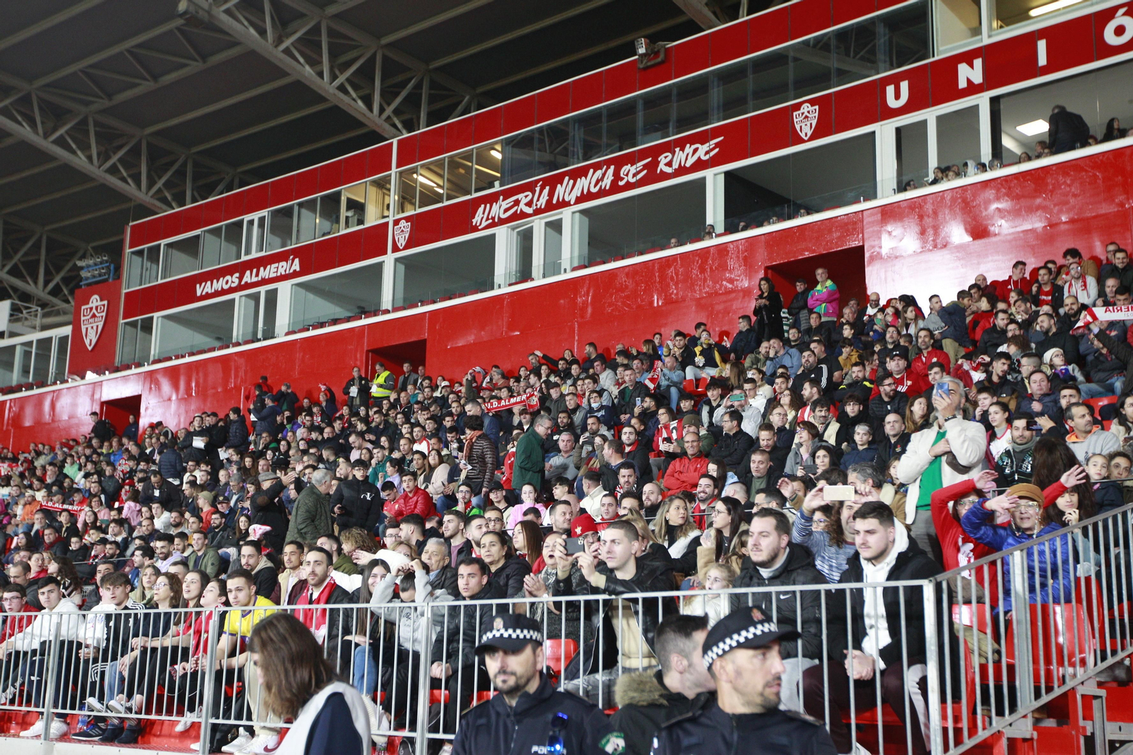 Imágenes del partido homenaje al 'eterno' capitán de la U.D. Almería, José Ortiz